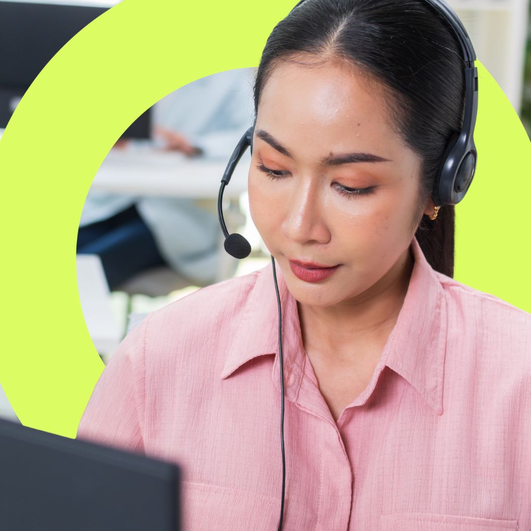 Frau mit Headset am PC, im Hintergrund das octonomy Logo