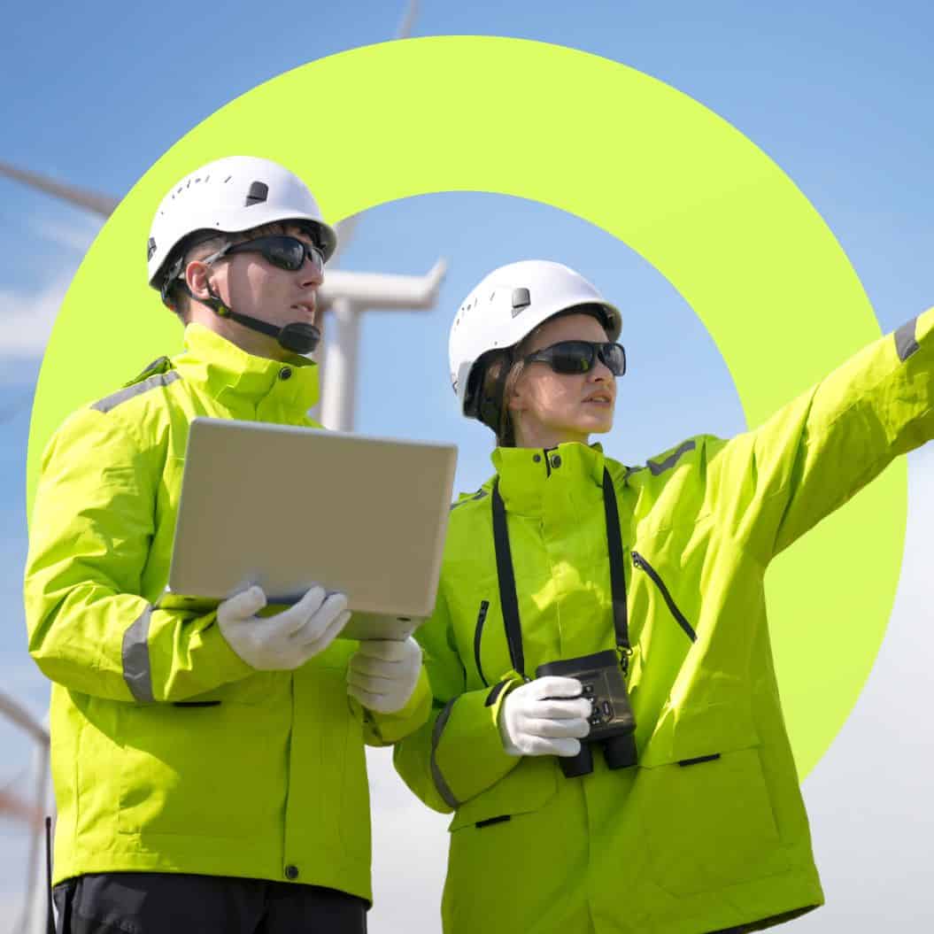2 Ingenieure vor einem Windrad mit dem octonomy Logo im Hintergrund